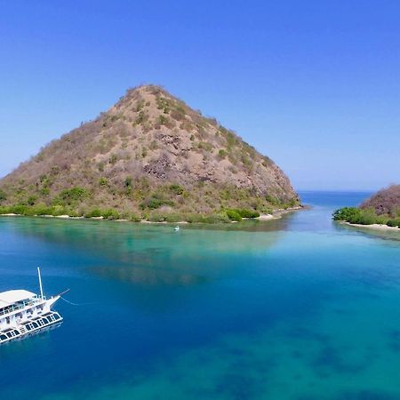 Le Pirate Boatel - Floating Hotel Лабуан-Бахо Экстерьер фото