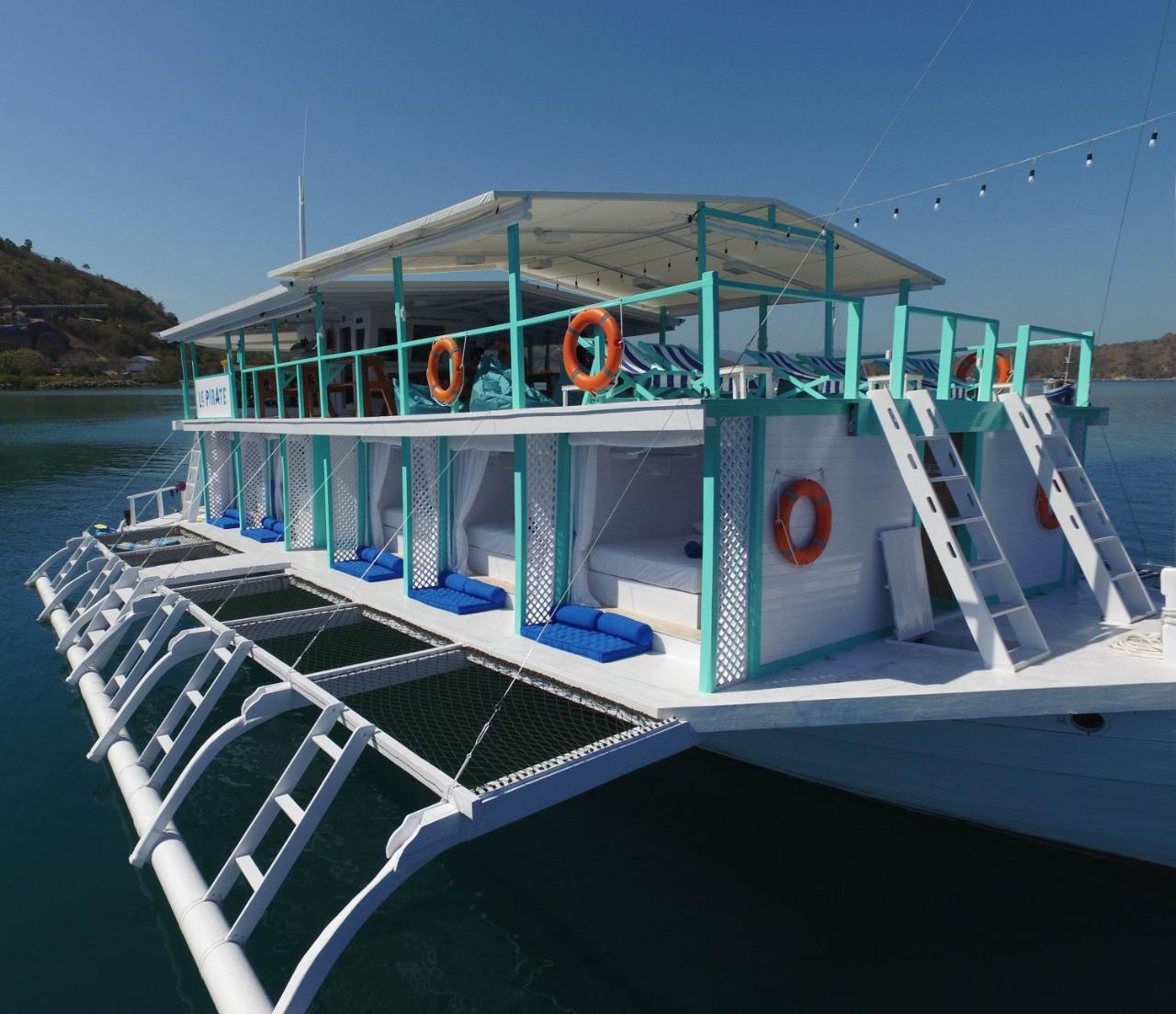 Le Pirate Boatel - Floating Hotel Лабуан-Бахо Экстерьер фото